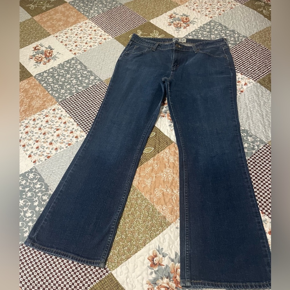 Women’s Signature Levi Strauss & Co mid rise bootcut size 14